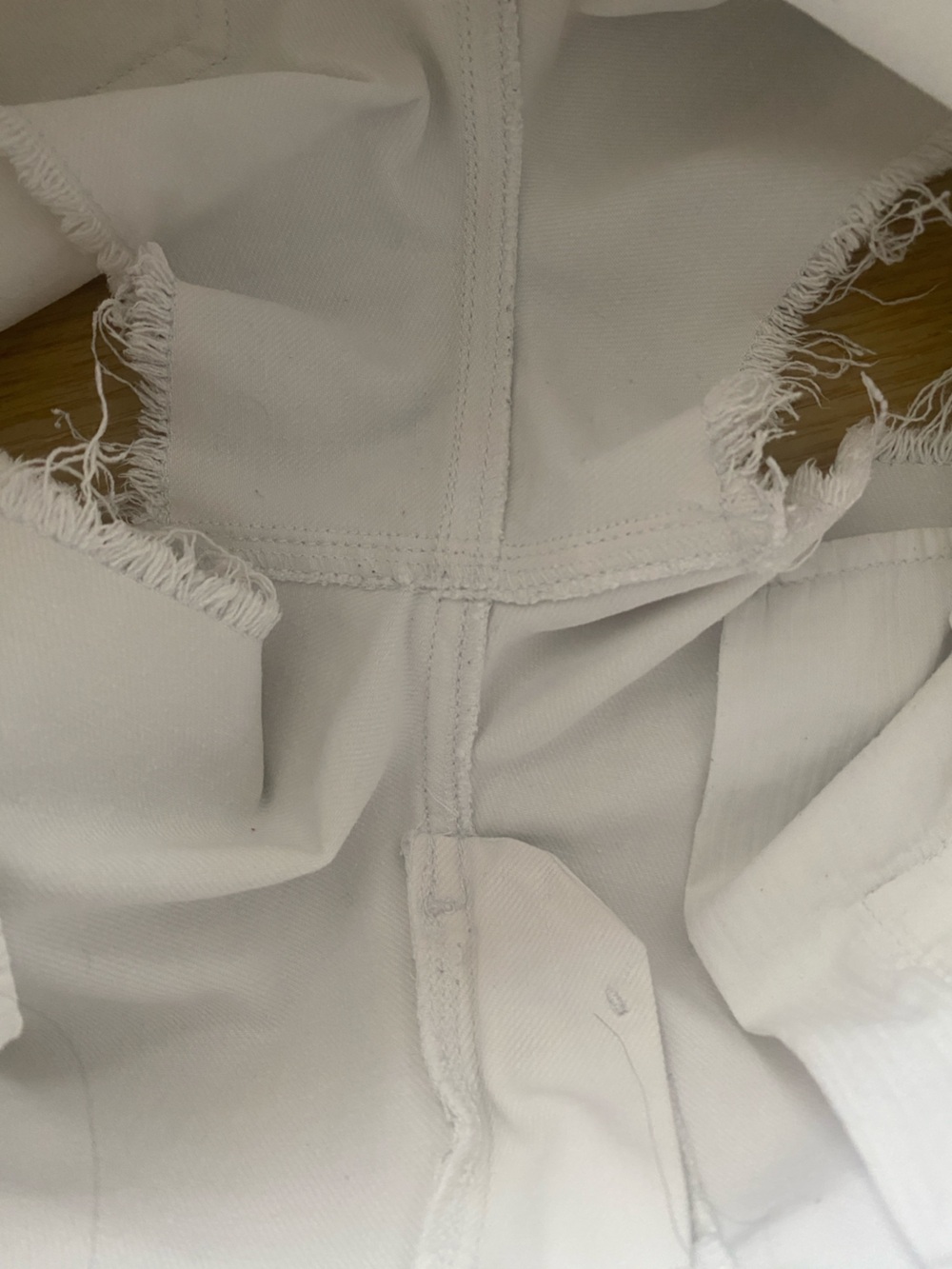 DL1961 Lola White Frayed Hem Denim Shorts SIZE 27. A stain callout - Picture 9 of 15